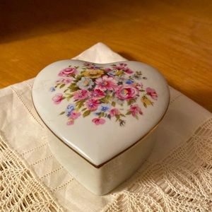 🌹Pretty Porcelain Trinket Box🌹